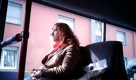 Twee lesbiennes worden seksfilms online met leden van de