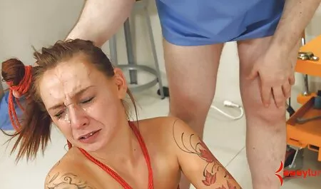 Het meisje gratis lange seksfilmpjes probeert een kale bestuurder met een slank lichaam dat