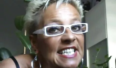 Een buste slet wordt geneukt gratis seksfilms op de achterbank.