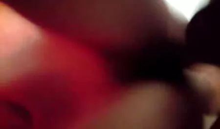Neuk een meisje met vintage seksfilms twee penissen.