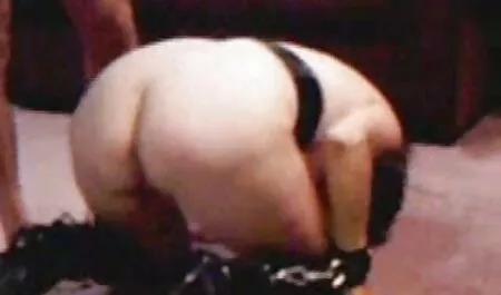 Krullende slet met een gratis amateur seksfilms triootje buiten.