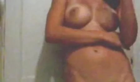 Ariana young geeft zich over voor de camera. lesbische seksfilms
