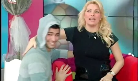 Een man opgewonden door de mooie massage die gratis seksfilms een mooie vrouw frituurt in olie