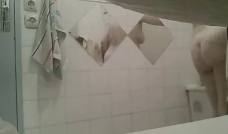 Roodharig free seksfilm meisje om haar minnaar te ontmoeten werk met kleren aan
