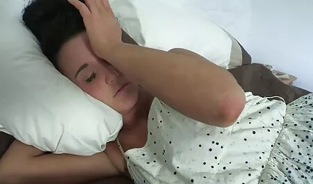 Sappige seksfilms kijken brunette Lul gekoppeld achter een struik