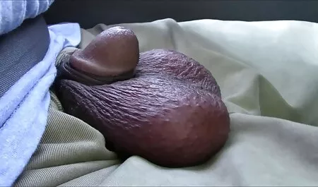 Blond op de bank een zwart-wit gratis seksfilms kijken eet