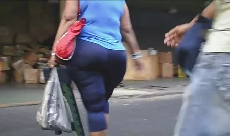 Volwassen Madame bi seks films trekt twee van de vrouwelijke figuur.