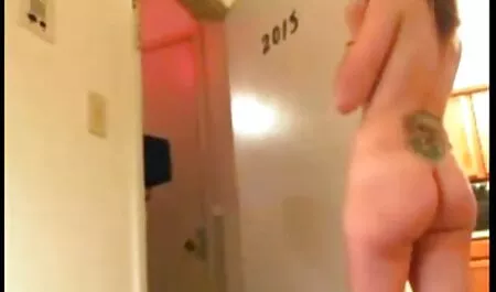 Jonge bi seks films sletten neuken elkaar.