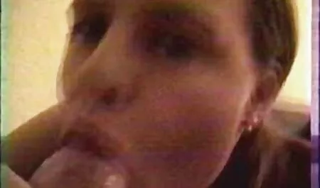 De haan in de mond van een jonge vrouw is toegestaan om binnen te gaan romantische seksfilm houdt de