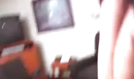 Brunette met een vintage seksfilms bril om het gezicht af te maken