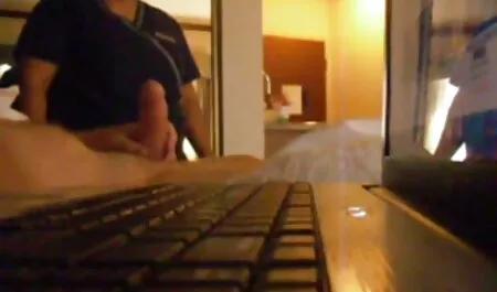 Het blondje geeft blij op voor vintage seksfilms de camera video