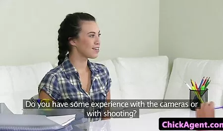 De arts ontspant de vintage seksfilms patiënt professioneel tijdens de seks.