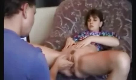 De romantische seksfilm blonde werd meegesleurd door de sappige kont.
