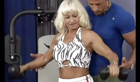 Een seksfilms online jonge vrouw belichaamt een fantasie van haar vriendin.